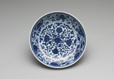 图片[2]-Dish with floral scrolls decoration in underglaze blue, Qing dynasty, Qianlong reign (1736-1795)-China Archive